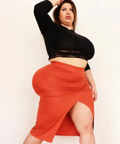 Natasha Crown: Tall Brunette MILF Shows Off Her Huge Ass in a Tight Skirt – photo 3 of 15