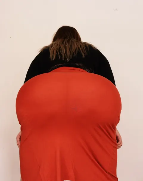 Natasha Crown: Tall Brunette MILF Shows Off Her Huge Ass in a Tight Skirt – photo 15 of 15