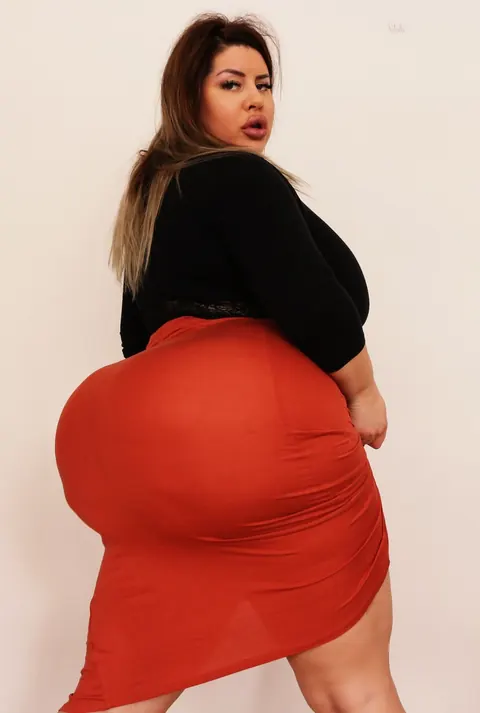 Natasha Crown: Tall Brunette MILF Shows Off Her Huge Ass in a Tight Skirt – photo 12 of 15