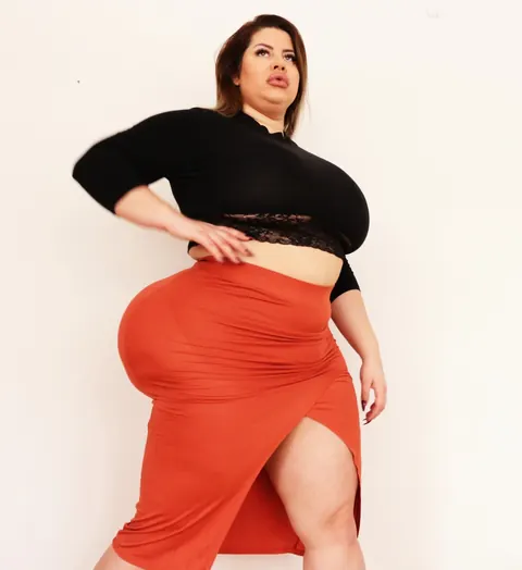 Natasha Crown: Tall Brunette MILF Shows Off Her Huge Ass in a Tight Skirt – photo 2 of 15