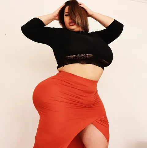 Natasha Crown: Tall Brunette MILF Shows Off Her Huge Ass in a Tight Skirt – photo 9 of 15