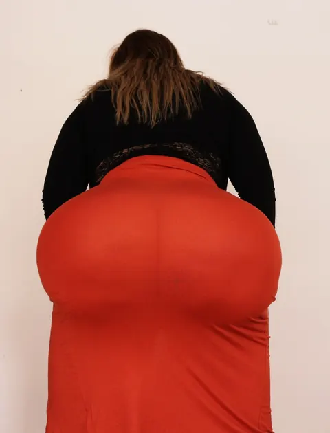 Natasha Crown: Tall Brunette MILF Shows Off Her Huge Ass in a Tight Skirt – photo 14 of 15