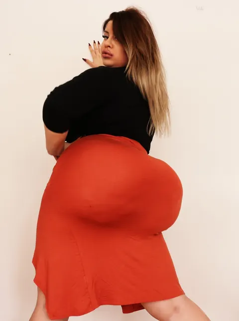 Natasha Crown: Tall Brunette MILF Shows Off Her Huge Ass in a Tight Skirt – photo 13 of 15