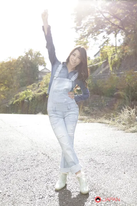Sayuri Shiraishi: Busty Asian MILF Shows Off Her Ass in Jeans on a Roadway – photo 4 of 15