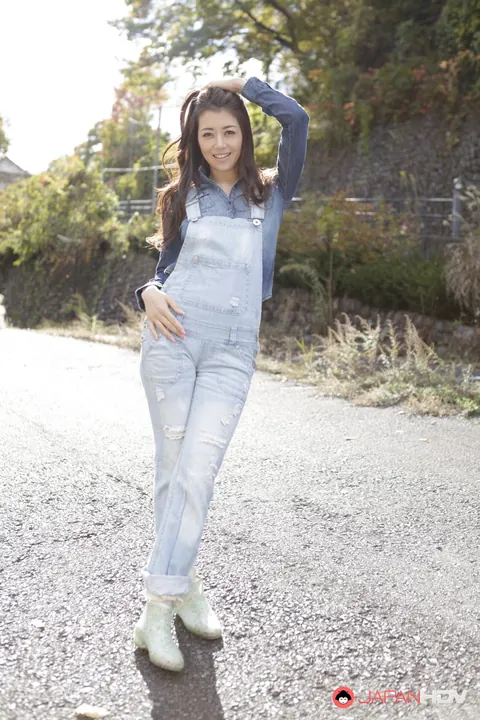 Sayuri Shiraishi: Busty Asian MILF Shows Off Her Ass in Jeans on a Roadway – photo 6 of 15