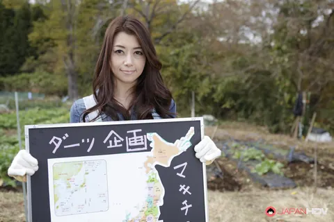 Sayuri Shiraishi: Busty Asian MILF Shows Off Her Ass in Jeans on a Roadway – photo 1 of 15