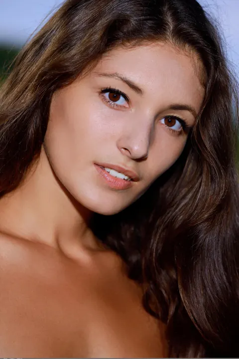 Tall Tanned Brunette Spreads Her Pussy Under a Tree – photo 8 of 17