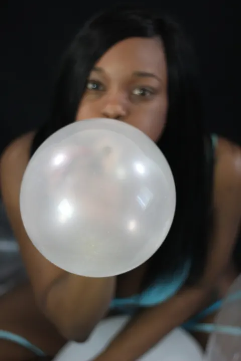 Kassey Starr: Busty Ebony Woman Shows Her Cleavage While Posing with Balloons – photo 8 of 15