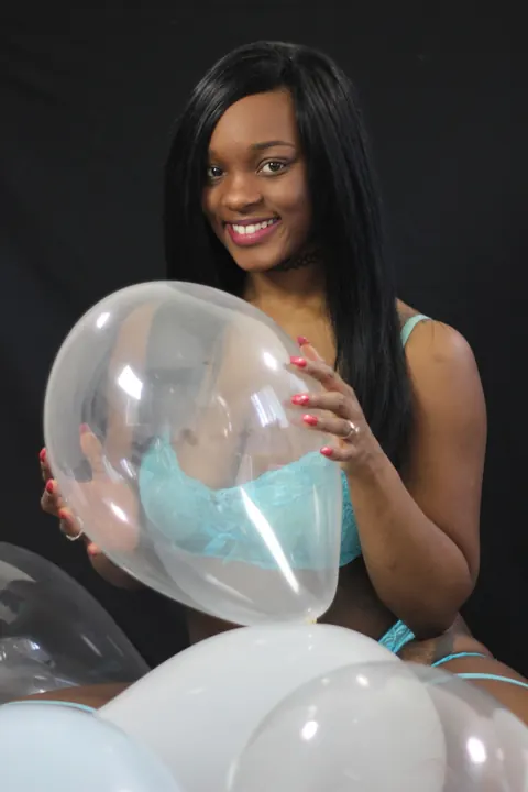Kassey Starr: Busty Ebony Woman Shows Her Cleavage While Posing with Balloons – photo 7 of 15