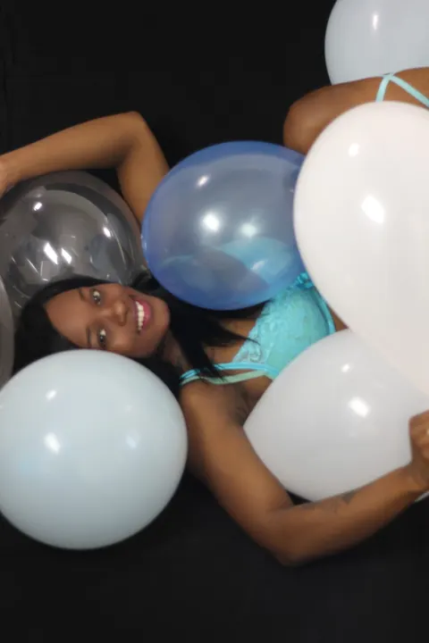 Kassey Starr: Busty Ebony Woman Shows Her Cleavage While Posing with Balloons – photo 14 of 15