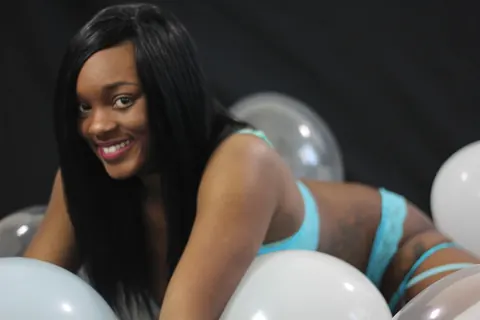 Kassey Starr: Busty Ebony Woman Shows Her Cleavage While Posing with Balloons – photo 2 of 15