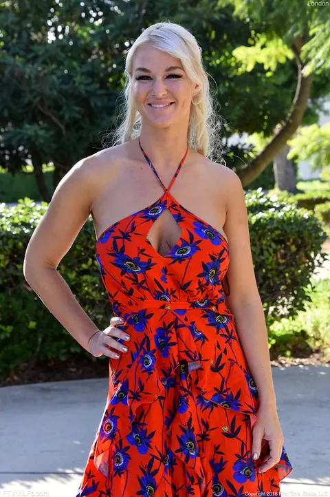 London RIver: Busty Blonde MILF Masturbates and Spreads Outdoors – photo 5 of 15