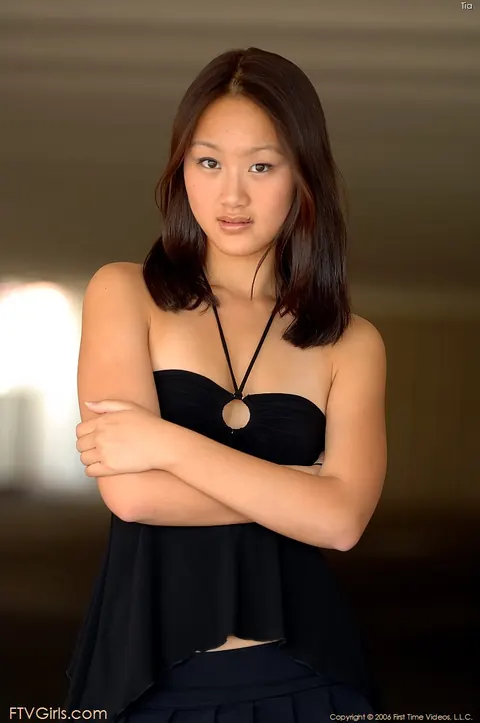 Evelyn Lin: Chinese Brunette in Heels Flashes Her Pussy – photo 6 of 20