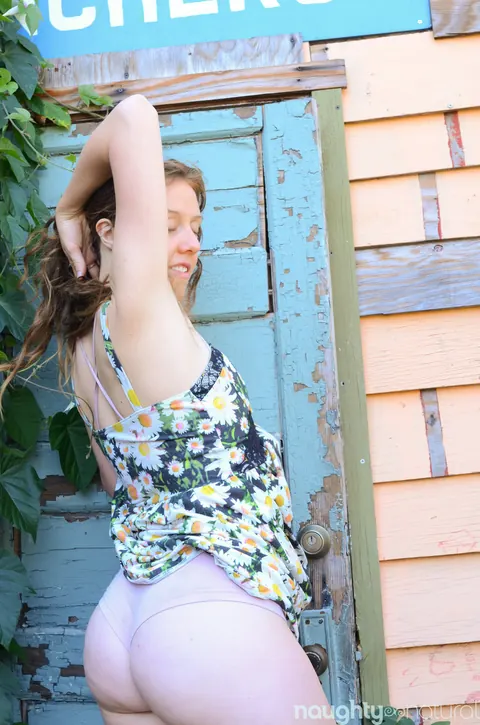 Redhead Strips Out of Her Skirt to Show Her Hairy Bush – photo 4 of 21