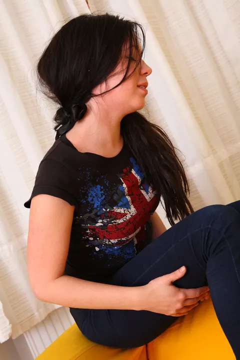 European PAWG Reveals Her Breasts and Lowers Her Jeans – photo 4 of 20