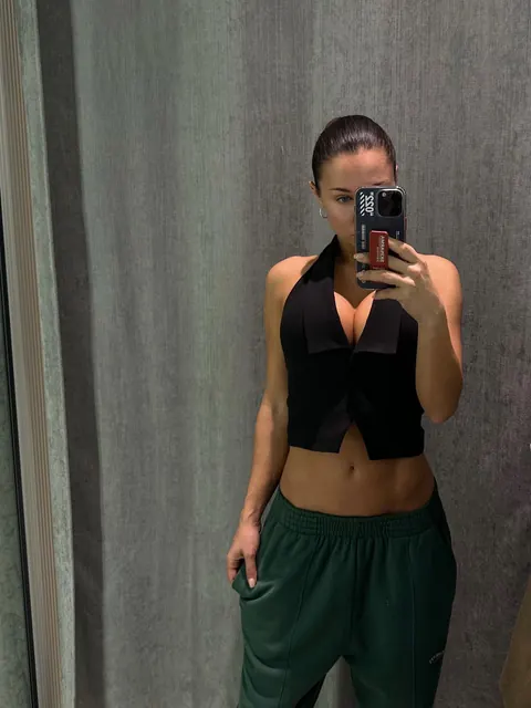 Slim Babe Shows Off Her Big Tits in a Bikini and Dress Selfies – photo 4 of 20