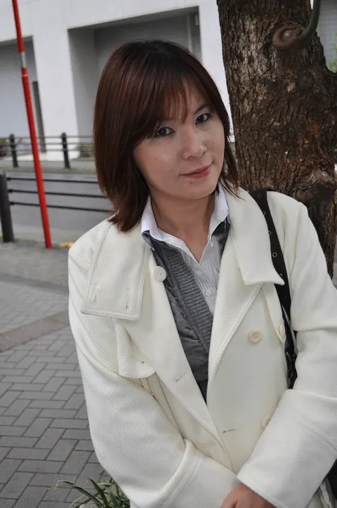 Chiho Fujii: Japanese Granny Spreads Her Hairy Pussy Outdoors for a Creampie – photo 4 of 21