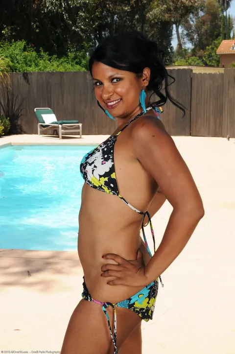 Skky: Ebony MILF Strips Out of Her Bikini and Spreads Her Pussy Poolside – photo 3 of 21