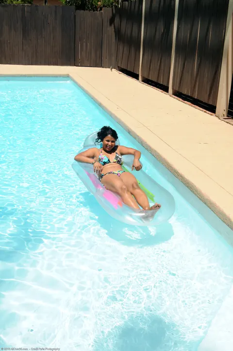 Skky: Ebony MILF Strips Out of Her Bikini and Spreads Her Pussy Poolside – photo 1 of 21