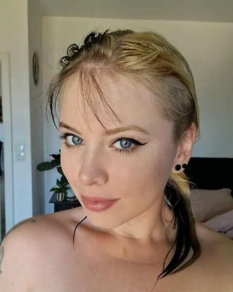 Blonde Amateur Takes a Goofy Selfie – photo 8 of 10