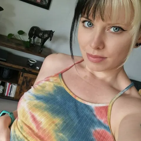 Blonde Amateur Takes a Goofy Selfie – photo 9 of 10