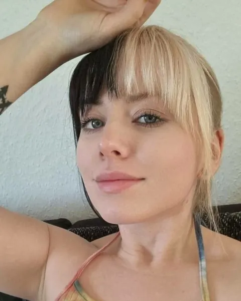 Blonde Amateur Takes a Goofy Selfie – photo 2 of 10