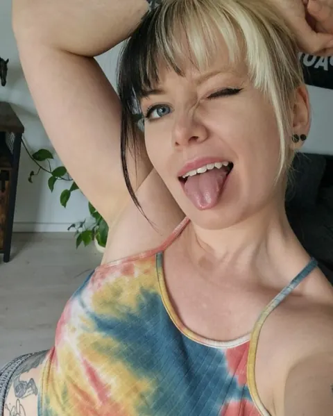 Blonde Amateur Takes a Goofy Selfie – photo 4 of 10