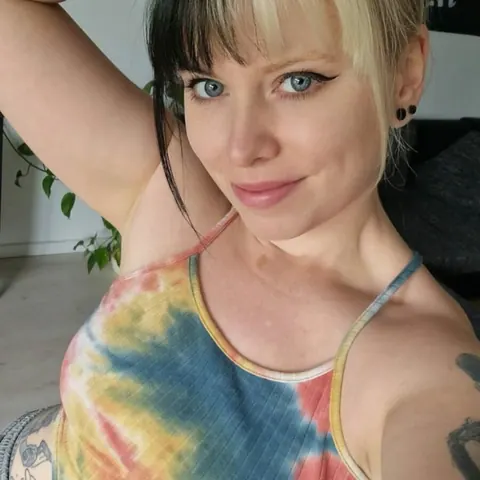 Blonde Amateur Takes a Goofy Selfie – photo 5 of 10