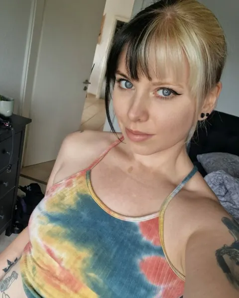 Blonde Amateur Takes a Goofy Selfie – photo 10 of 10