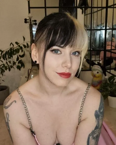 Blonde Amateur Takes a Goofy Selfie – photo 1 of 10