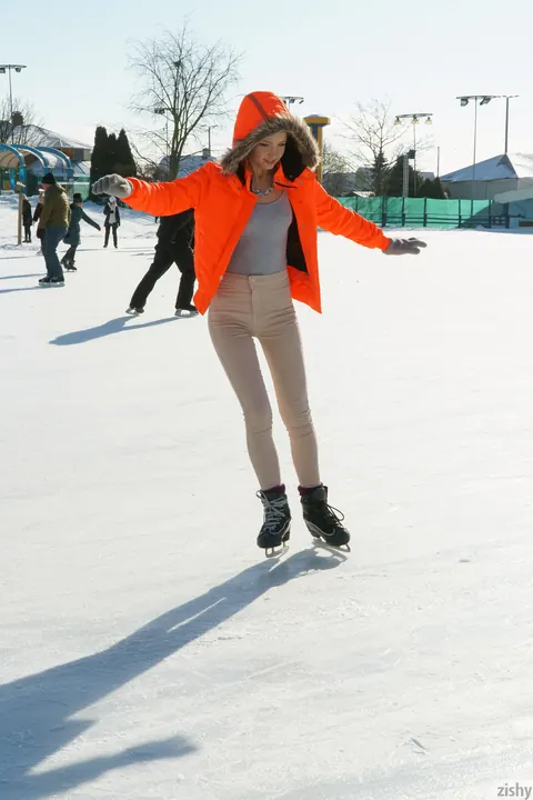 Faina Bona: Blonde Beauty Poses in Her Outfit After Ice Skating – photo 3 of 13