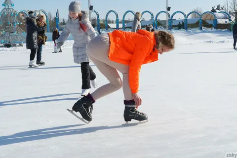 Faina Bona: Blonde Beauty Poses in Her Outfit After Ice Skating – photo 5 of 13