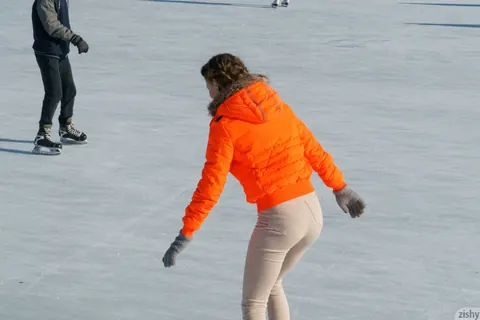 Faina Bona: Blonde Beauty Poses in Her Outfit After Ice Skating – photo 2 of 13