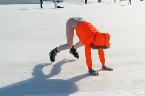 Faina Bona: Blonde Beauty Poses in Her Outfit After Ice Skating – photo 4 of 13