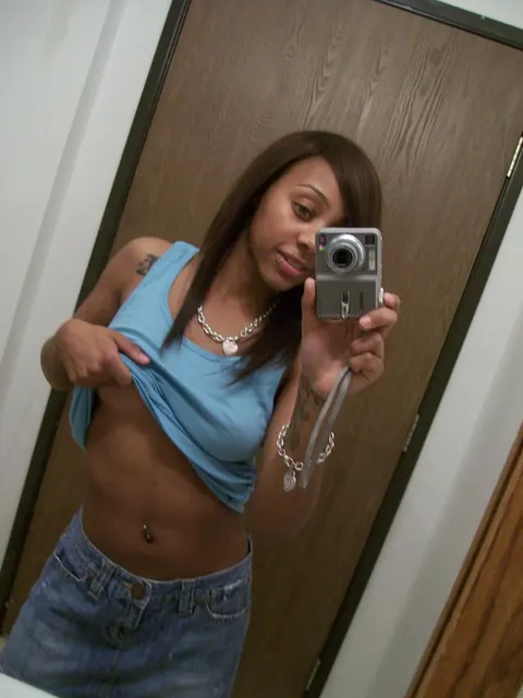 Ebony Babe Takes Mirror Selfies in Jeans Showing Her Big Tits – photo 3 of 19