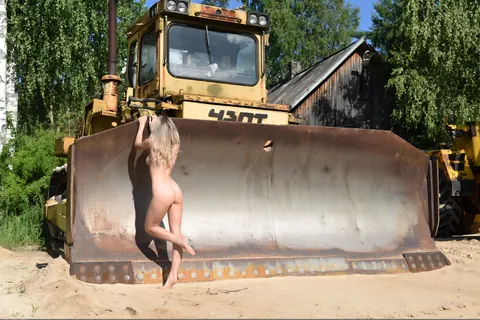 Ava List: Blonde Woman Strips Nude and Turns to Show Her Ass – photo 9 of 21