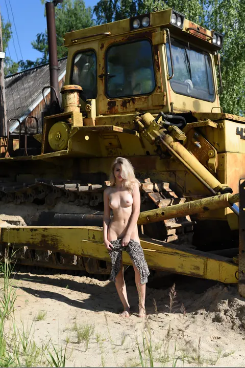 Ava List: Blonde Woman Strips Nude and Turns to Show Her Ass – photo 3 of 21