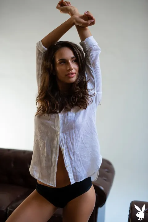 Nicole Winter: Tall Woman Strips Naked and Shows Her Shaved Pussy – photo 3 of 21