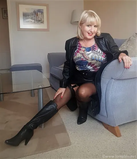 Lorna Blu: British Blonde MILF in Lingerie Spreads Her Big Ass – photo 4 of 19