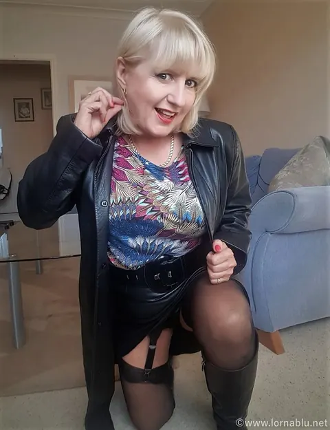 Lorna Blu: British Blonde MILF in Lingerie Spreads Her Big Ass – photo 7 of 19