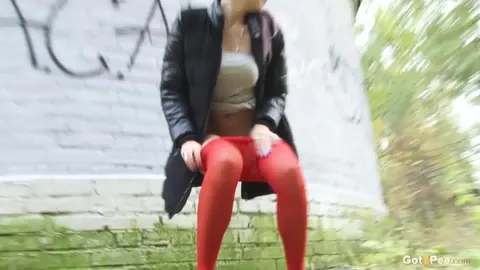 Diana Sweet: Brunette Peels Down Her Pantyhose to Pee Behind a Building – photo 13 of 15