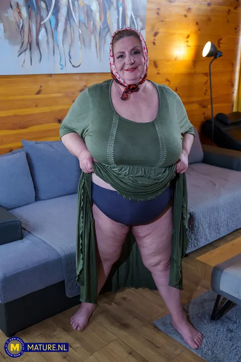 BBW MILF Poses in Panties and Shows Her Curves – photo 9 of 12
