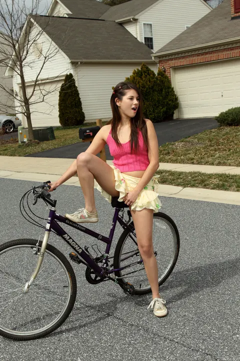 Shyla Jennings: Brunette with Natural Tits Fingers Herself Outdoors – photo 2 of 21