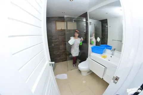 Kathy Violeta: Brunette Latina Spreads Her Pussy in the Bathroom – photo 5 of 18
