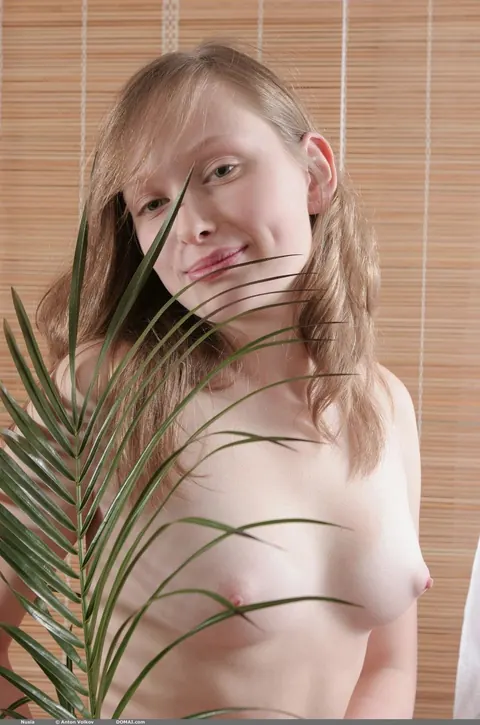 Nusia: Thick Babe with Big Tits Strips Nude and Poses – photo 12 of 21