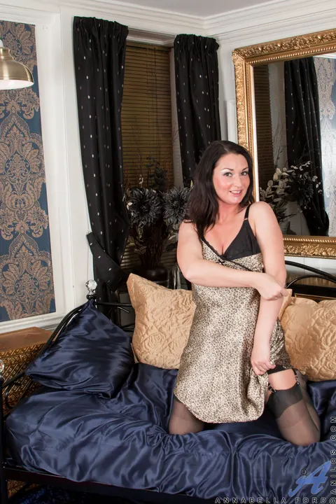 Annabella Ford: Busty British MILF in Stockings Spreads Her Hairy Pussy Wide – photo 4 of 17