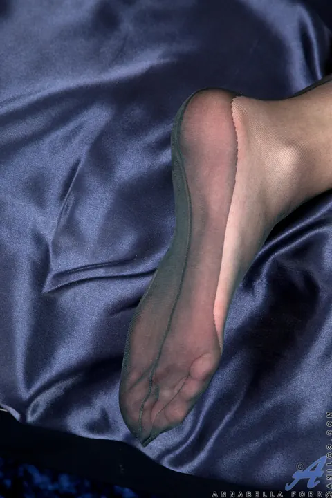 Annabella Ford: Busty British MILF in Stockings Spreads Her Hairy Pussy Wide – photo 3 of 17