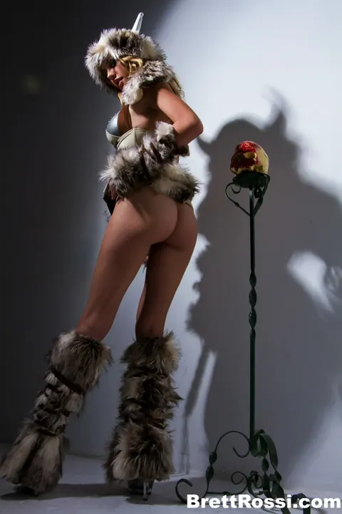 Brett Rossi: Blonde in Cosplay Costume Spreads Her Shaved Pussy – photo 3 of 15