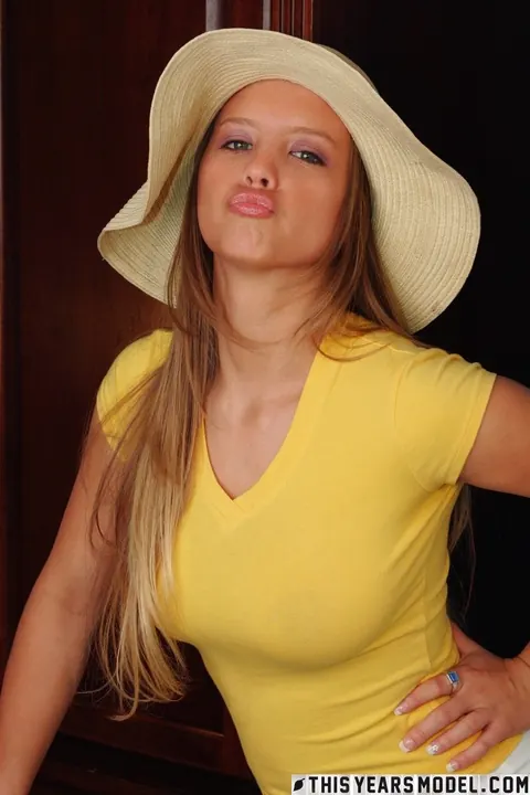 Dawson Miller: Thick Blonde Undresses and Removes Her Sun Hat – photo 3 of 15