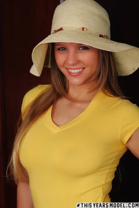 Dawson Miller: Thick Blonde Undresses and Removes Her Sun Hat – photo 2 of 15